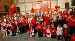Nxënës të shkollës shqipe në një manifestim shkollor kushtuar 28 – Nëntorit, Ditës së Pavarësisë së Shqipërisë